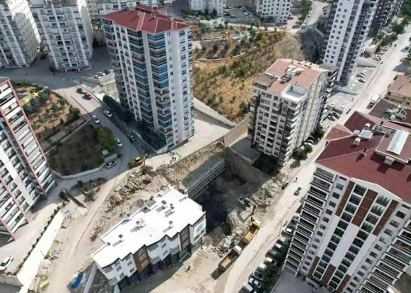 Mamak’ta İnşaat Kazısında Toprak Kayması: 17 Katlı Binanın Zemini Kaydı