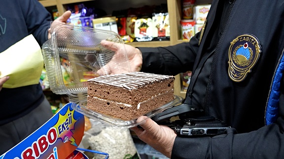  GIDA DENETİMİNDE UYGUNSUZ VE BOZULMUŞ GIDALAR ELE GEÇİRİLDİ