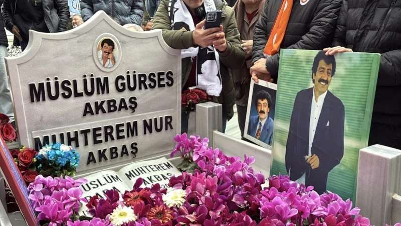 Müslüm Gürses ölümünün 13'üncü senesinde kabri başında dualarla anıldı