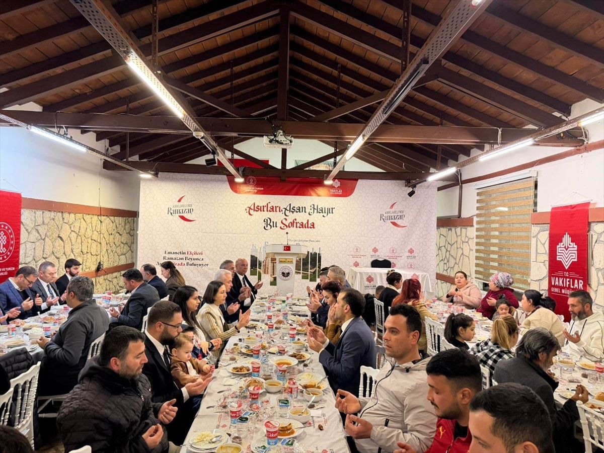 Kırklareli Valisi Uğur Turan, Roman Vatandaşlarla İftar Sofrasında Buluştu