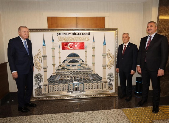 CUMHURBAŞKANI ERDOĞAN’A BAŞKAN TAHMAZOĞLU’NDAN ANLAMLI HEDİYE