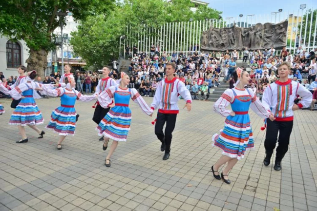 Bursa’da düzenlenen Uluslararası Altın Karagöz Halk Dansları Yarışmasının heyecanı sürüyor.   