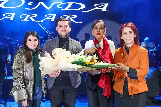    Gaziantep Büyükşehir Belediyesi (GBB) tarafından 8 Mart Dünya Kadınlar Günü’ne özel sevilen şarkıcı Funda Arar sevenleriyle buluştu.