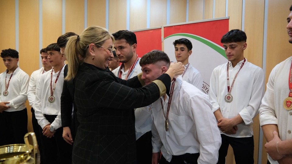 Güreşçilerimize Yıl sonu Ödül Yemeği