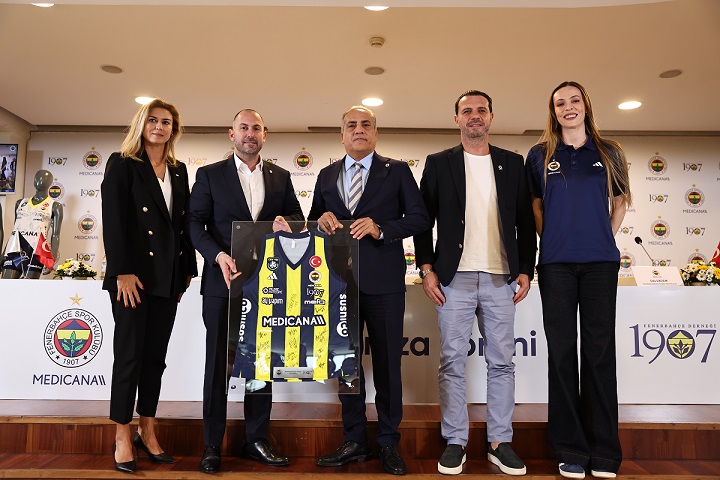 Fenerbahçe Kadın Voleybolu’na 1907 Fenerbahçe Derneği’nin Desteği Forma Göğsünde Sürüyor