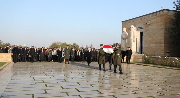 Bakan Göktaş, Türk kadınına seçme ve seçilme hakkı verilmesinin 91. yıl dönümünde Anıtkabir'i ziyaret etti