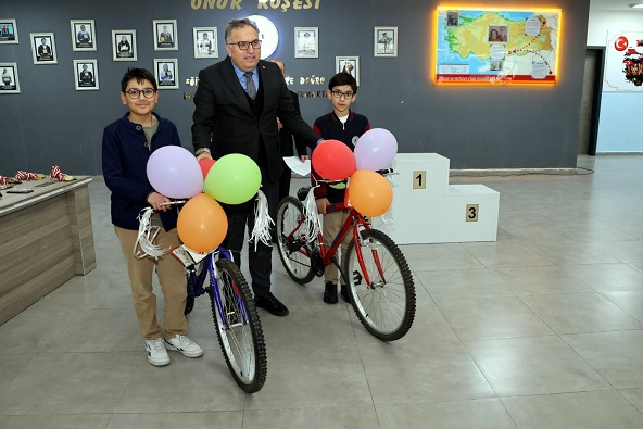 Mehmet Emin Zekiye Üstünel Ortaokulu’nda Çifte Gurur