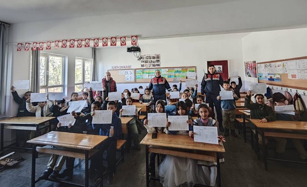 JANDARMA, ÖĞRENCİLERİN KARNE HEYECANINA ORTAK OLDU