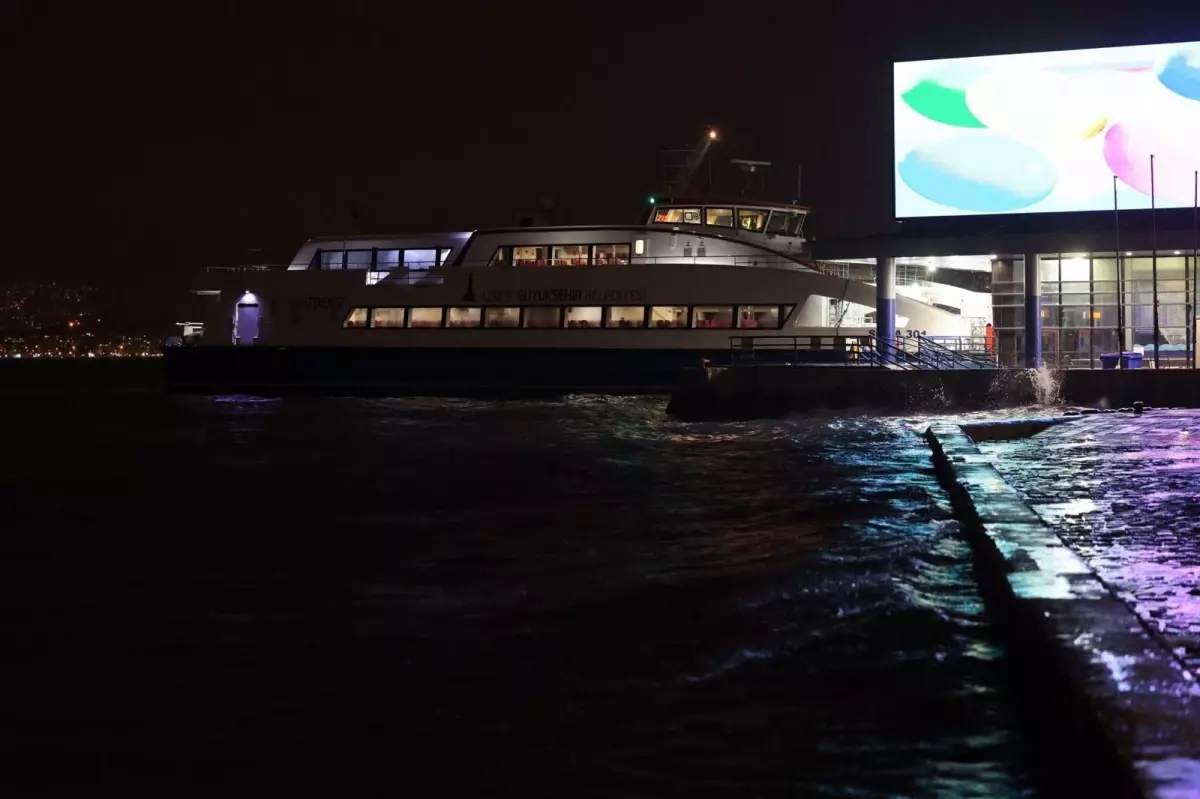  İzmir'de etkili olan yağışlar ve kuvvetli lodos, deniz seviyesinin 85 santimetreye kadar yükselmesine sebep oldu.