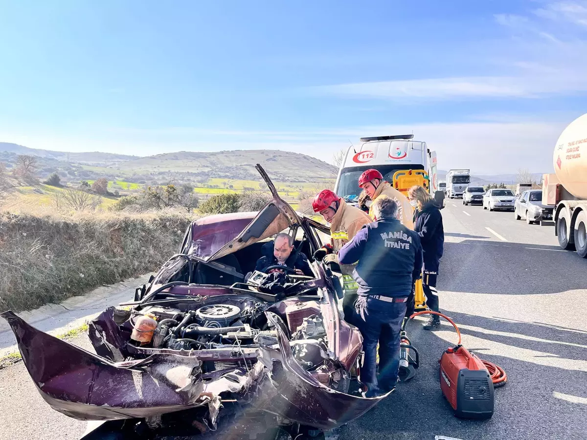 Manisa'nın Kula ilçesinde direksiyon hakimiyetini kaybeden sürücünün otomobili, önündeki TIR'a çarptı.  1.Yaralı 