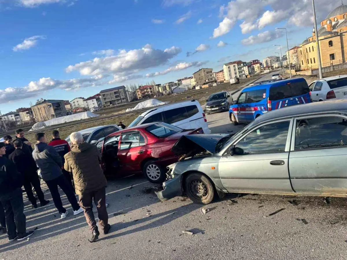 Muş'ta cezaevi yolunda meydana gelen zincirleme trafik kazasında 4 araç birbirine girdi.