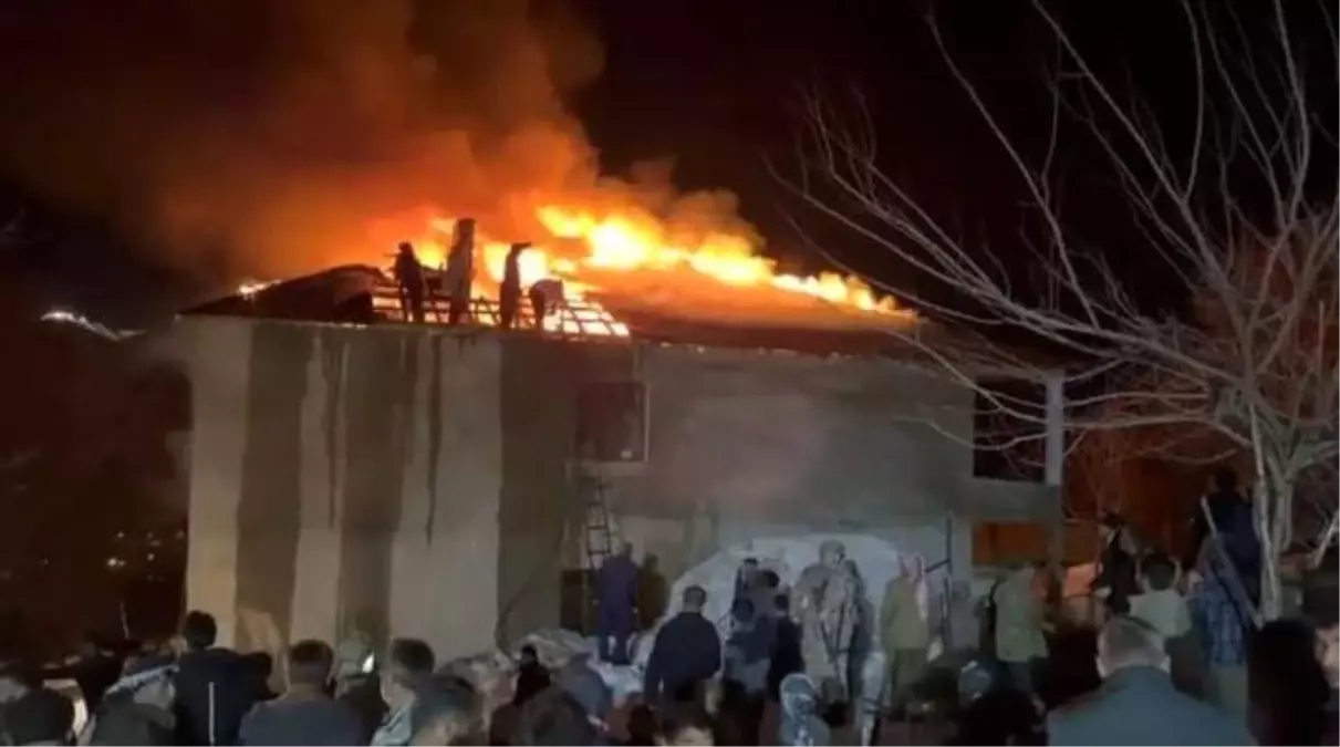 Siirt'in Pervari ilçesinde iki katlı bir evin çatısında çıkan yangın, köylülerin kovalarla tankere su taşımasıyla söndürüldü.