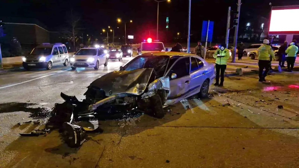 polisten kaçan şüpheliler kaza yaptı: 3 yaralı