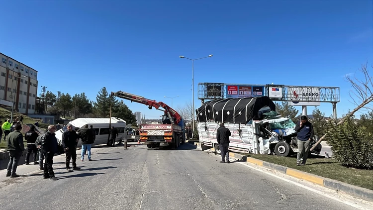 Gaziantep’te Minibüs ile Kamyonet Çarpıştı: 4 Yaralı