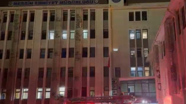MERSİN'de İl Emniyet Müdürlüğü Ek Hizmet Binası'nda çıkan yangın, itfaiye ekiplerince büyümeden söndürüldü.