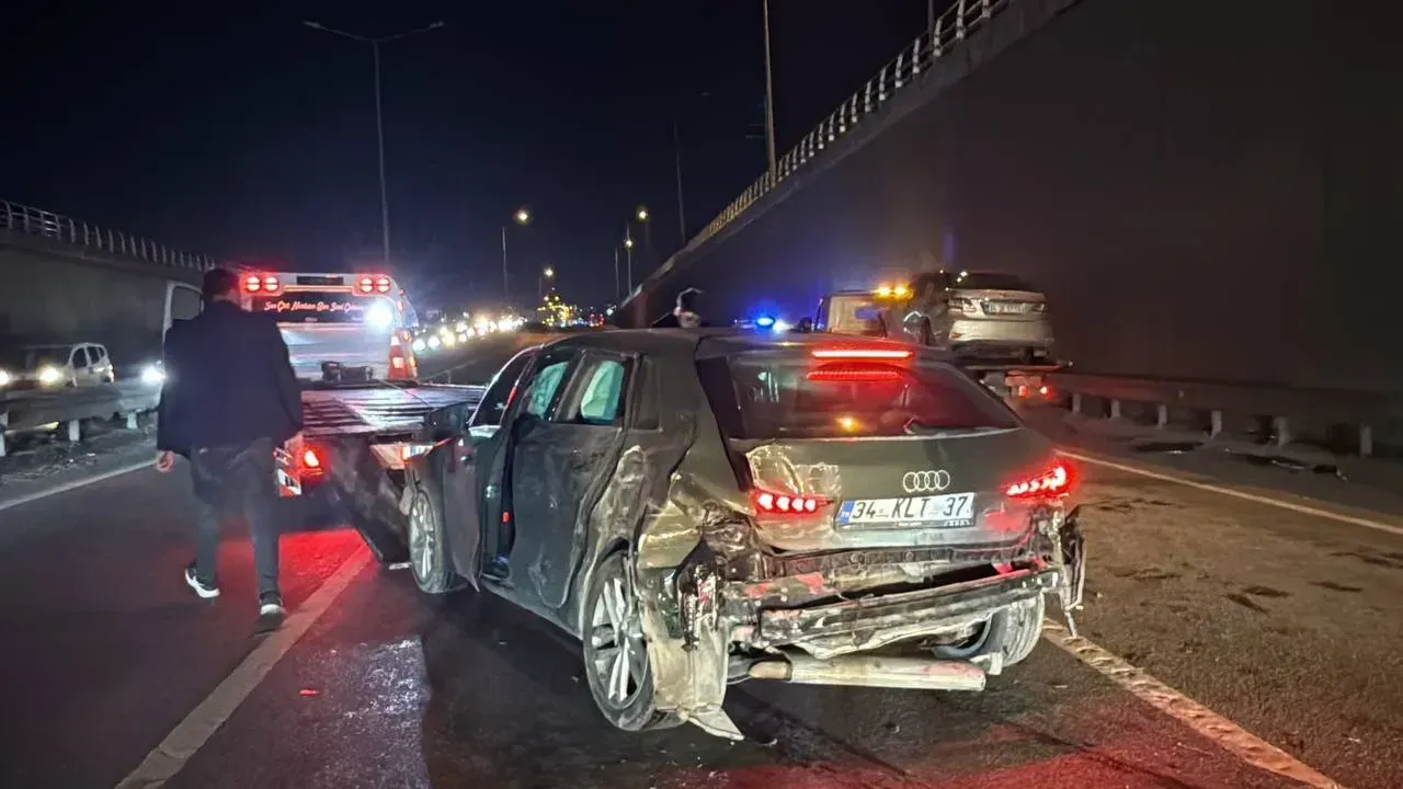Kocaeli'nin Gebze ilçesinde 3 aracın karıştığı zincirleme trafik kazasında 5 kişi yaralandı.