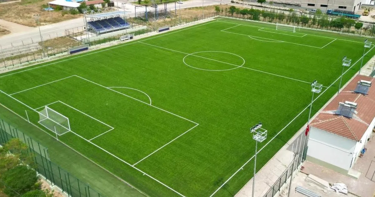 Bozbey’den Gençlere Müjde: İnegöl’de Halı Saha Yenileniyor