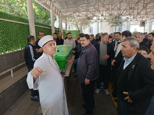Merhume Durdu Kesici’nin cenazesi, öğle namazına müteakip Yeşilkent Mezarlığı’ndan alınarak Zevkir Köyü’nde toprağa verildi.