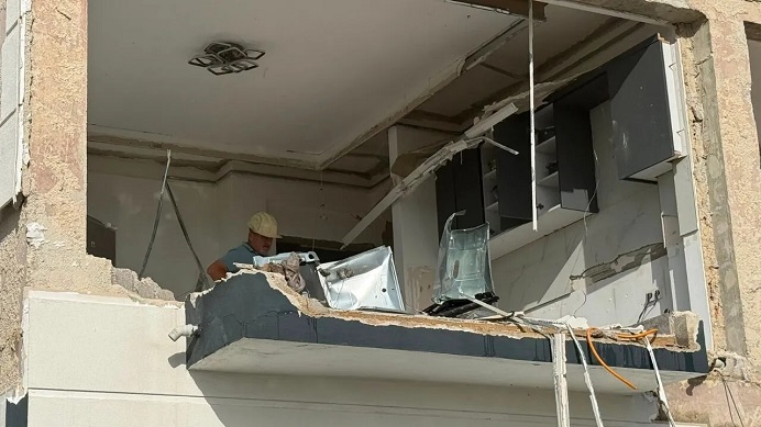 Antalya’nın Serik ilçesinde meydana gelen tüp patlaması büyük paniğe neden oldu. 5 katlı bir apartmanın ikinci katında yaşanan şiddetli patlamada 1 kişi ağır yaralanırken, bina ve çevredeki araçlarda ciddi hasar oluştu.