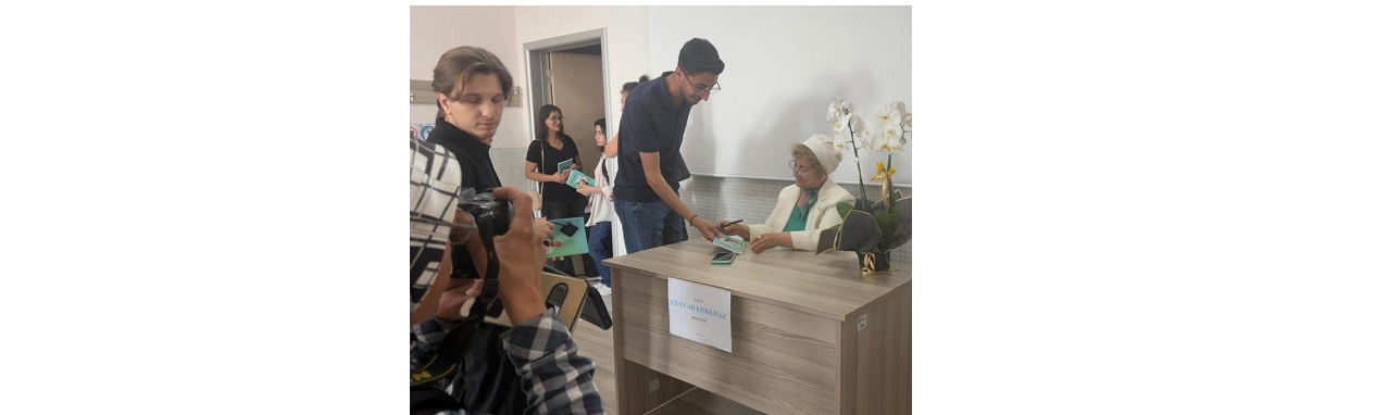 Beydağının kızı Mahlaslı şair ve gazeteci Günvar Korkmaz, son kitabı “Özde Beydağ”ı şiir severler için imzaladı.