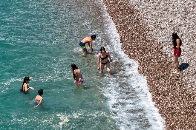   Antalya’da bayram yoğunluğu! Sıcak havayı gören sahile koştu
