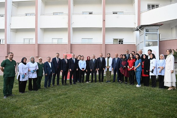 Kahramanmaraş Büyükşehir Belediye Başkanı Fırat Görgel, Kurban Bayramı’nın ilk gününde Şehit Hakan Duyğal Huzurevi, Yaşlı Bakım ve Rehabilitasyon Merkezi’ni ziyaret ederek huzurevi sakinleriyle bayramlaştı. 