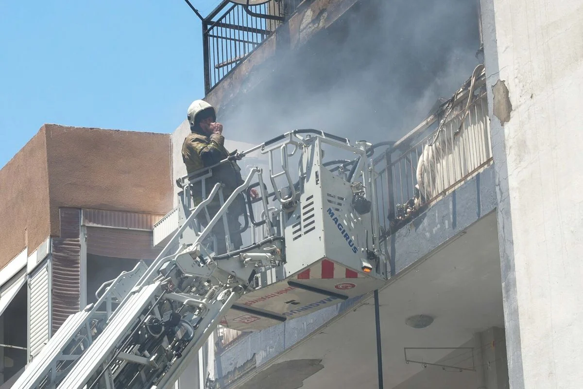 İzmir'de Apartman Yangını Paniği: Mahsur Kalan 6 Kişi Kurtarıldı