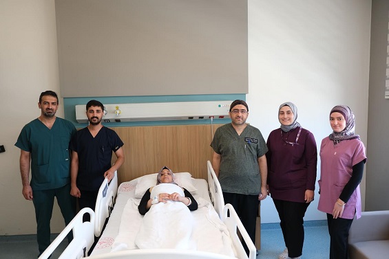 Gaziantep Şehir Hastanesi'nde Özellikli Omurga Cerrahisinde Önemli Başarı İleri Düzey Omurga Cerrahisiyle 13 Yaşındaki Hasta Yeniden Sağlığına Kavuştu