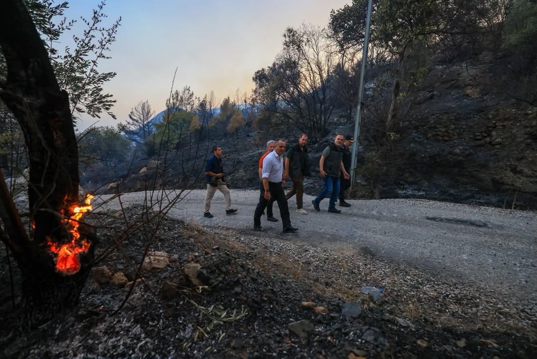Muğla Valisi Dr. İdris Akbıyık, Fethiye’deki yangın bölgesinde incelemelerde bulundu