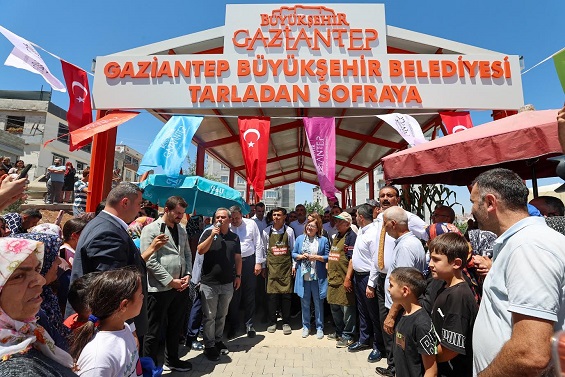 BAŞKAN ŞAHİN SÖZÜNÜ TUTTU, SERİNEVLER "HAYDİ TARLADAN SOFRAYA" PAZAR YERİNE KAVUŞTU