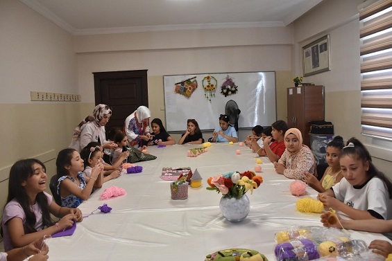 ŞAHİNBEY'DE YAZ TATİLİ İLMEK İLMEK ÜRETİME DÖNÜŞÜYOR