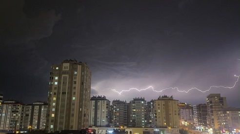 Şimşekler Peş Peşe Çaktı! Gaziantep’te Gece Gündüze Döndü