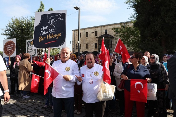  FESTİVALİN TÜM RENKLERİ TARİHİ SOKAKLARDA DOLAŞTI