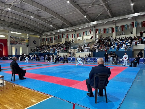 ŞAHİNBEY’DE 600 KARATECİ MADALYA İÇİN TATAMİYE ÇIKTI