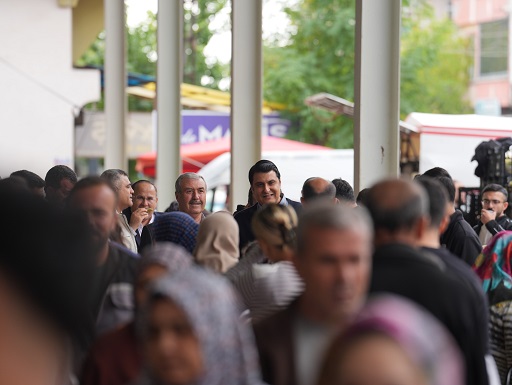 BAŞKAN YILMAZ’DAN PİRSULTAN VE ÖZGÜRLÜK MAHALLELERİNE ZİYARET  HEMŞEHRİLERİ DİNLEDİ, PAZARDA FİYATLARI DÜŞÜRDÜ
