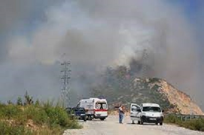  İzmir’in Çeşme ilçesinde meydana gelen orman yangınında ilk belirlemelere göre 3 kişi hayatını kaybetti.