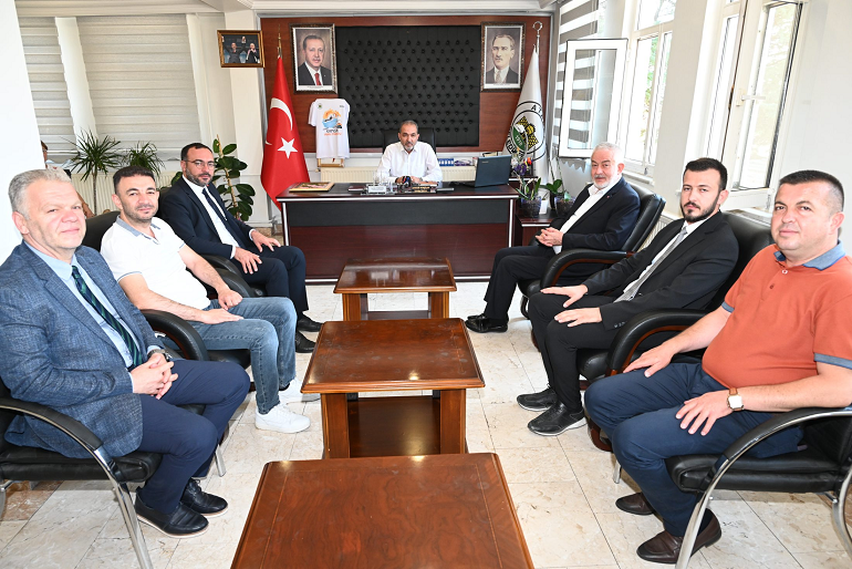 Isparta Belediye Başkanı Şükrü Başdeğirmen, Atabey Belediye Başkanı Serdar Pehlivan’ı ziyaret etti. 