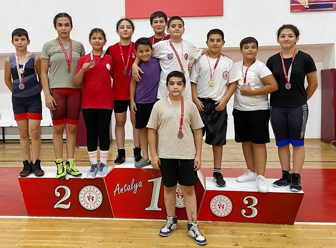     Kepez Belediyesi Spor Kulübü güreş takımı U13 Antalya Şampiyonasında 6 altın, 6 gümüş ve 3 bronz madalya kazandı