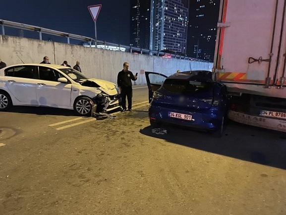    İstanbul Küçükçekmece’de seyir halindeki otomobil, dönüş yapan bir diğer otomobile çarptı.