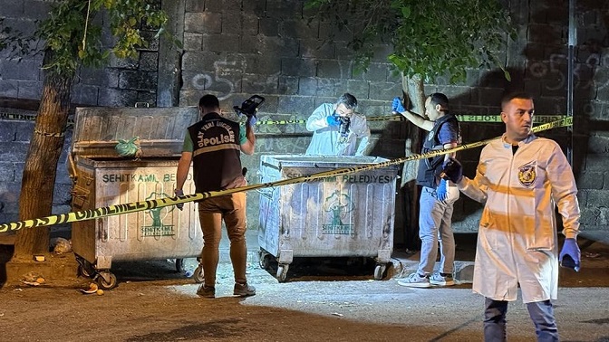 Gaziantep’te çöp konteynerinde 25 yaşlarındaki bir kadına ait ceset bulundu. Polisler, konteynere yakın bir evde soruşturma başlattı.