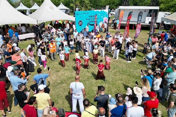  Samsun Büyükşehir Belediyesi ve İlk İş Babalık Platformu iş birliğinde “5. Geleneksel Baba Çocuk Şenliği” 9 Haziran Pazar günü Batı Park’ta gerçekleşti.