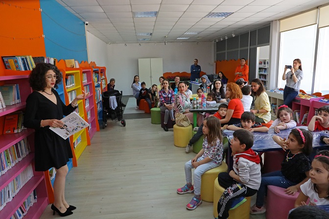    Antalya Büyükşehir Belediyesi Anneler Günü’ne özel olarak anne ve çocukları kitap okuma etkinliğinde buluşturdu.