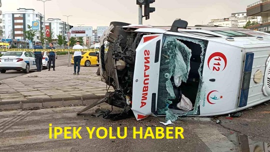 Gaziantep’te ambulans, kavşakta bir araçla çarpışarak devrildi. Kazada 3’ü sağlık personeli toplam 4 kişi yaralandı.