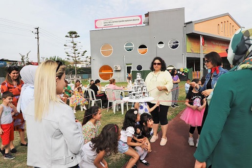     Aksu Belediye Başkanı Halil Şahin’in eşi Ümmü Şahin Aksu Belediyesi Şahin Harun Kırbıyık Anaokulu tarafından düzenlenen Anneler Günü programına katıldı.