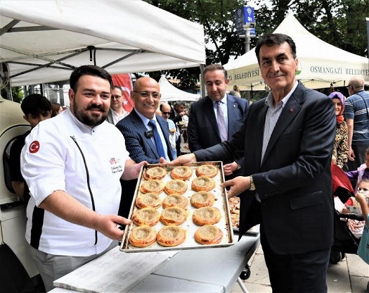 “Damak çatlatan Bursa Lezzetleri” programında Bursa’nın dünyaca ünlü lezzetleri ziyaretçilerin beğenisine sunuldu.