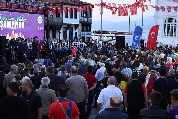 Kadınlar Hentbol 1’inci Ligi’ni şampiyon tamamlayıp Süper Lig’e çıkan Bursa Büyükşehir Belediyespor Kulübü Kadın Hentbol Takımı Poyrazın Kızları, Mudanya’da şampiyonluğu kutladı.