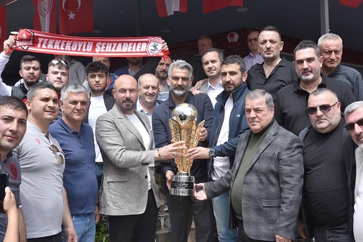      Spor Toto 1. Lig’de şampiyon olarak Süper Lig’e yükselen Yılport Samsunspor’un şampiyonluk kupası Tekkeköy’de meşalelerle karşılandı.   