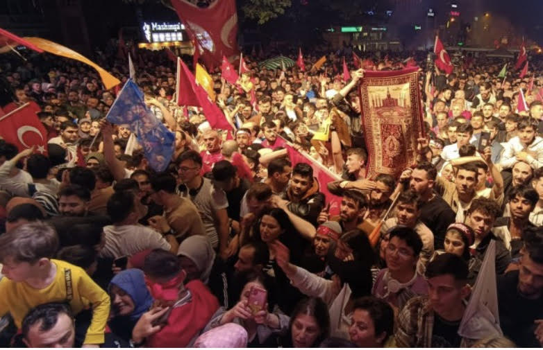     Bursa da  vatandaşlar seçim sonuçlarının açıklanmaya başlamasının ardından 15 Temmuz Meydanı’nı doldurdu. 