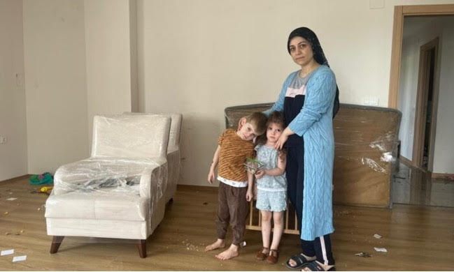 Bursa’da ev kirasını 2 bin tl’den 15 bin tl’ye yükselten ev sahibi, 2 çocuklu anneyi evinden  çıkardı.