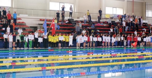 Minik Yüzücüler Palandöken’de Madalya İçin Yarıştı